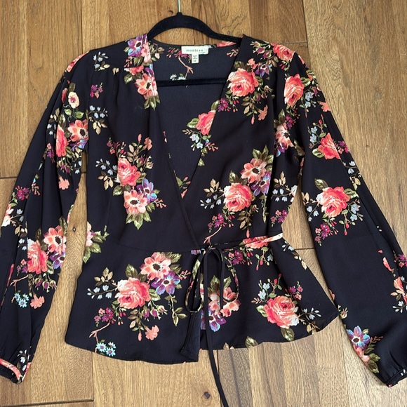 Monteau Tops - Lovely floral wrap top